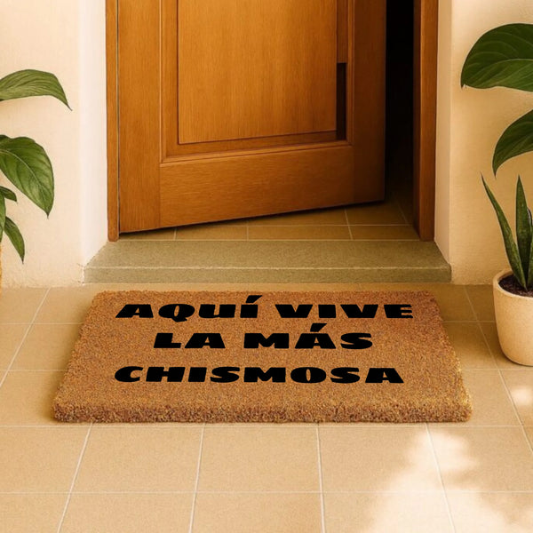🏡 Felpudo Personalizado “Aquí vive la más chismosa” – El felpudo que habla por ti