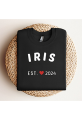 Personalisiertes Sweatshirt/T-Shirt mit besonderem Datum | "EST ❤️ Jahr" Design