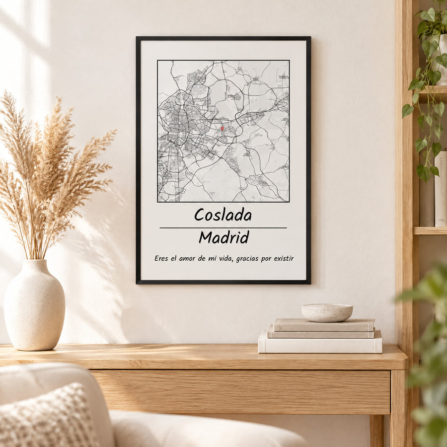 Cuadro con mapa de la ciudad personalizado con marco negro en un salón